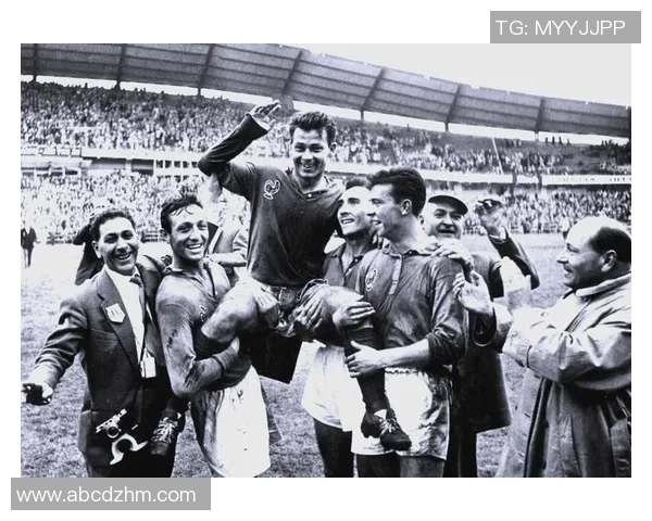 足球球星荣耀的辉煌历程与传奇瞬间回顾