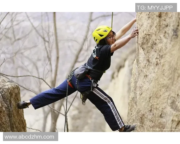 西安攀岩队的防反战术解析与攀岩热点探讨
