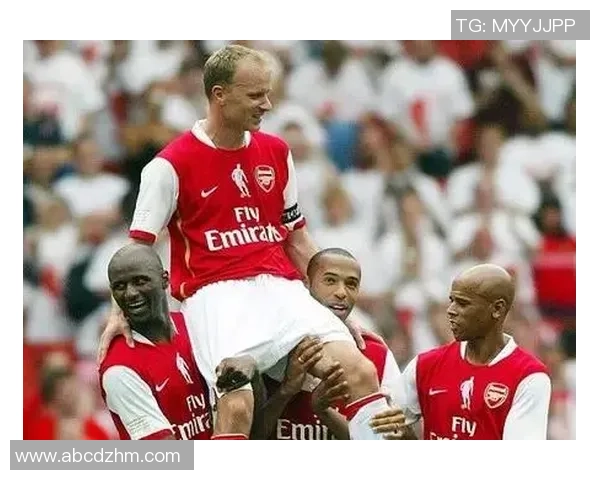 足球球衣短袖的选择与搭配技巧助你成为场上焦点 足球球衣短袖的选择与搭配技巧助你成为场上焦点